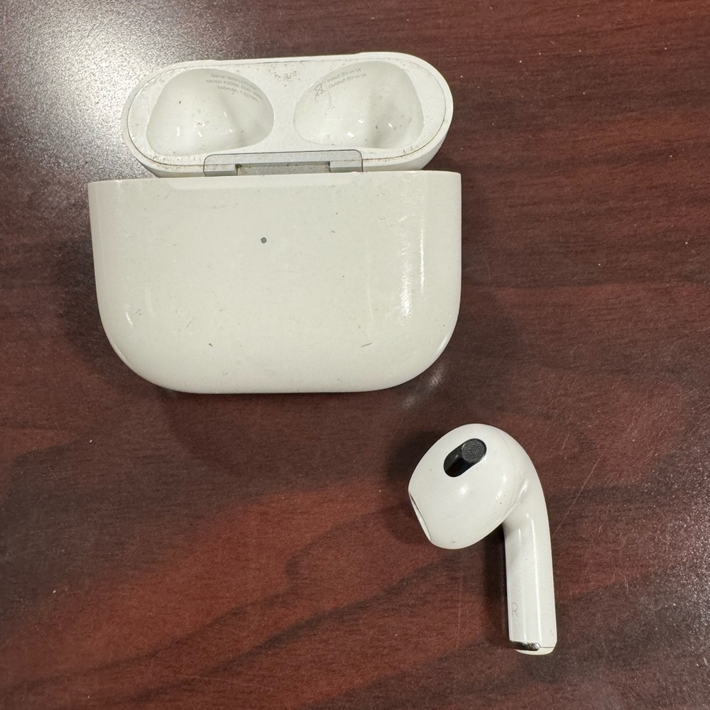 AirPods - Picture 2 of 2